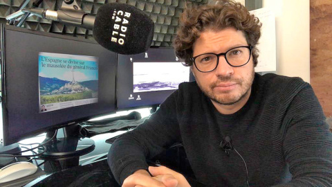 El periodista Fernando Berlín en el estudio de Radiocable, desde donde emite 'La Cafetera'.