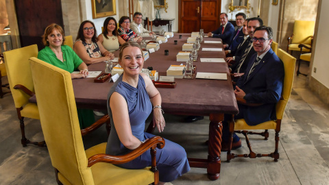 La presidenta del Govern balear, Marga Prohens (c), y los nuevos Consellers, tras el acto de toma de posesión en el Consolat de Mar, en Palma de Mallorca.