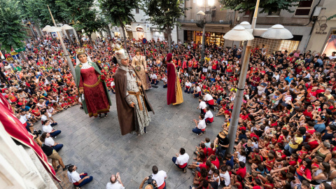 Ball de la Família Robafaves durant Les Santes de Mataró en una imatge d'arxiu.