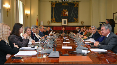 Los miembros del CGPJ. En el centro de la imagen, el presidente interino, Rafael Mozo. Al fondo a la izquierda, el vocal progresista Álvaro Cuesta y la quinta comenzando desde el fondo, la otra vocal que ha dimitido, Concepción Sáez.