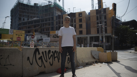 La regidora Lucía Martín davant la promoció d'habitatge públic en construcció a la plaça de les Glòries.