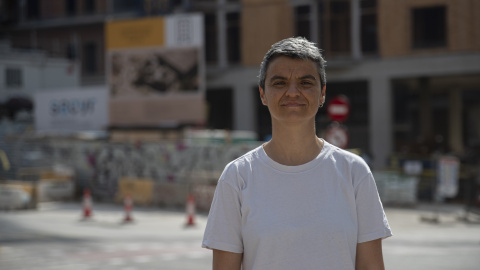 La regidora Lucía Martín davant la promoció d'habitatge públic en construcció a la plaça de les Glòries.