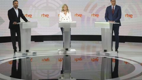 Los candidatos a la presidencia del Gobierno, (i-d) Santiago Abascal, Yolanda Diaz y Pedro Sánchez, antes del inicio del debate electoral que se celebra este miércoles en Madrid.