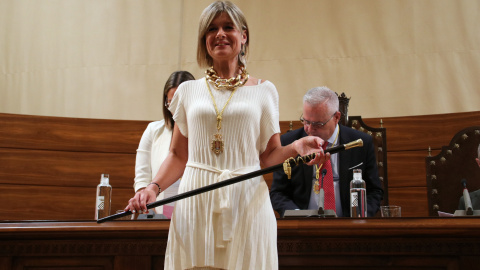 Noemí Llauradó, la nova presidenta de la Diputació de Tarragona, subjectant la vara en el ple de constitució de l'ens