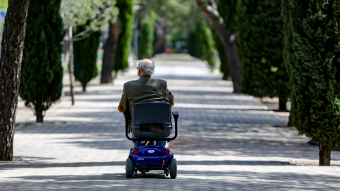 19/07/2023 Un anciano en silla de ruedas eléctrica en un parque