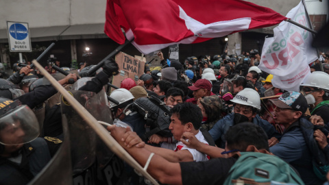 19/07/2023 - La policía se enfrenta con manifestantes durante protestas en las que reclaman la renuncia de la presidenta Dina Boluarte y el cierre del Congreso hoy, en Lima (Perú). La Policía Nacional del Perú (PNP) retiró a los cientos de manifestan