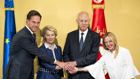 El primer ministro de Países Bajos, Mark Rutte (primero izquierda); la presidenta de la Comisión Europea, Ursula Von der Leyen; el presidente de Túnez Kais Said, y la primera ministra italiana, Giogia Meloni, sellan su memorando de entendimiento en Tú