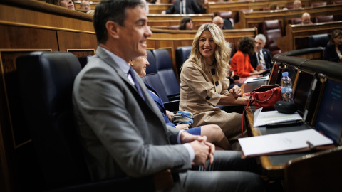 El presidente del Gobierno, Pedro Sánchez y la vicepresidenta segunda y ministra de Trabajo y Economía Social, Yolanda Díaz, durante una sesión de control al Gobierno.