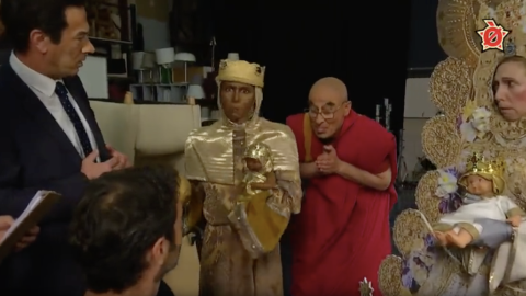 La Virgen del Rocío regresa a TV3, esta vez acompañada de la Moreneta, el Dalai Lama y Juanma Moreno.