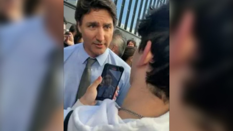 Un momento de la conversación entre Justin Trudeau y el joven antiabortista.