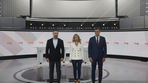 Los candidatos a la presidencia del Gobierno, Santiago Abascal, Yolanda Diaz y Pedro Sánchez, antes del inicio del debate electoral que se celebra este miércoles en Madrid.