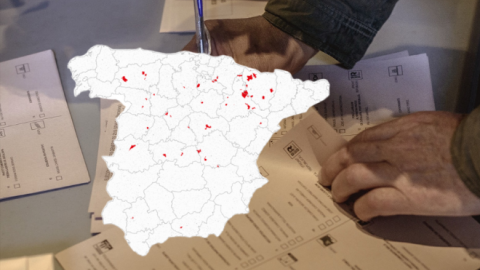 21/07/2023 Mapa de los municipios en los que siempre gana las generales el partido que vence en el conjunto de España sobre la imagen de una papeleta electoral.