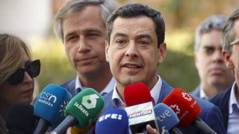 El presidente de la Junta de Andalucía, Juanma Moreno Bonilla , atiende a los medios, en presencia del candidato a la Alcaldía de Alcorcón, Antonio González Terol, durante un paseo por dicha localidad.- Juan Carlos Hidalgo / EFE