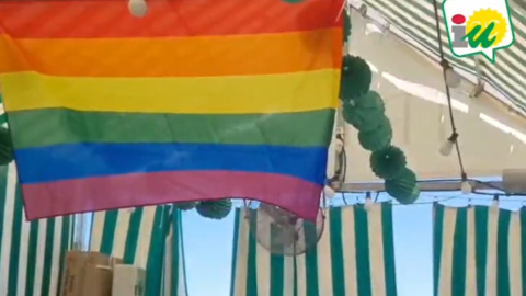 Bandera LGTBI en la caseta de Izquierda Unida en la Velá de Santa Ana, en Sevilla.