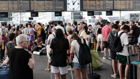 Un gran número de personas aguarda al restablecimiento del tráfico ferroviario en la estación Joaquín Sorolla, en València a 23 de julio de 2023