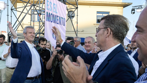 24/7/23 El presidente de la Xunta, Alfonso Rueda, y Feijóo se saludan durante un acto electoral en A Coruña.