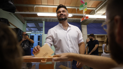 El cabeza de lista de ERC al Congreso por Barcelona, Gabriel Rufián, ejerce su derecho al voto en la Escuela Mercè Rodoreda en Badalona.