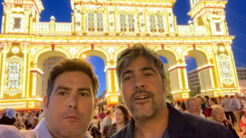 Estopa, o los hermanos David y José Manuel Muñoz, en la entrada de la Feria de Abril