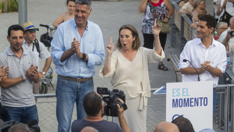 La secretaria general del Partido Popular, Cuca Gamarra (2d), el alcalde de Badalona, Xavier García Albiol (2i), y el candidato al Congreso Nacho Martín Blanco (d) ofrecen un mitin este jueves en Badalona.