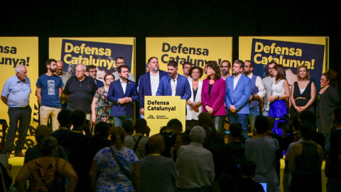 Rufián amb la resta de dirigents d'ERC aquesta nit electoral.