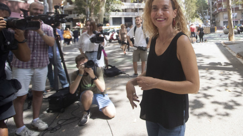 La cabeza de lista del PSC al Congreso por Barcelona, Meritxell Batet, atiende a los medios tras ejercer su derecho al voto.