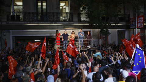 El presidente del Gobierno y líder del PSOE, Pedro Sánchez, junto a su mujer Begoña Gómez, la ministra de Hacienda, María Jesús Montero, y la presidenta del PSOE, Cristina Narbona, en la sede Ferraz.