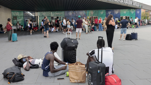 24/07/2023 Varias personas esperan en la entrada de la estación València Joaquín Sorolla tras la suspensión de los servicios AVE