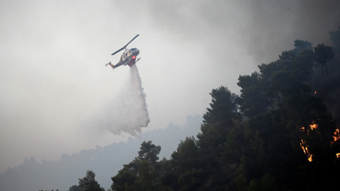 24/07/2023 - Un helicóptero arroja agua para extinguir un incendio forestal en Diakopto, Egio (Grecia), a 24 de julio de 2023.