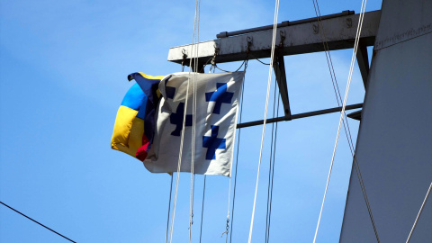 Bandera en un buque de Ucrania en el mar Negro, a 8 de mayo de 2022.