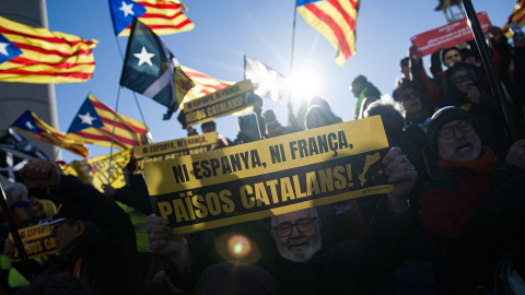 arias personas participan en la manifestación ‘Aquí no s'ha acabat res' contra la Cumbre Hispano-Francesa, a 19 de enero de 2023, en Barcelona, Catalunya (España). El independentismo catalán se manifiesta en una protesta unitaria en respuesta a la X