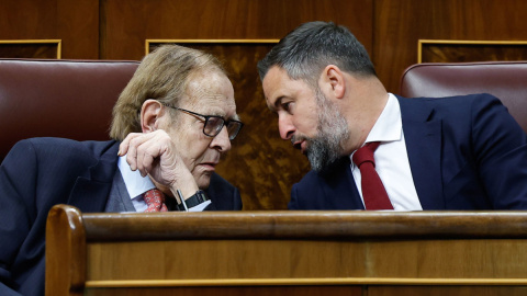 22/03/2023.- El profesor Ramón Tamames (i) conversa con el líder de Vox, Santiago Abascal, durante la segunda y última jornada del debate de la moción de censura que impulsa Vox, con Ramón Tamames de candidato, contra el Gobierno del socialista Pedro