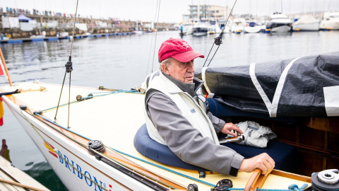 El rey emérito, Juan Carlos I, durante una de sus visitas a Sanxenxo, a 22 de mayo de 2023.