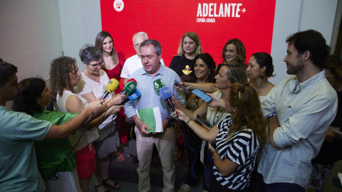 Juan Espadas atiende a los medios este martes.