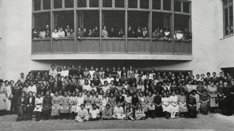 Alumnes al Pati de l'Institut de Cultura de la Dona, ja instal·lat al carrer Sant Pere Més Baix, el 1922.