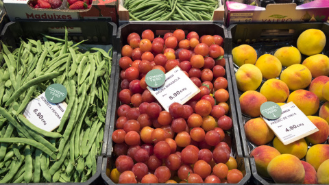 Caixes amb fruites i verdures en un mercat de Barcelona