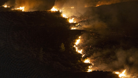 El humo y las llamas arrasan los bosques próximos al pueblo de Vati, en Rodas, a 25 de julio de 2023.