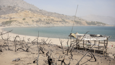 La playa próxima al pueblo de Kiotari, en Rodas, después de haber sido arrasada por el fuego, a 24 de julio de 2023.