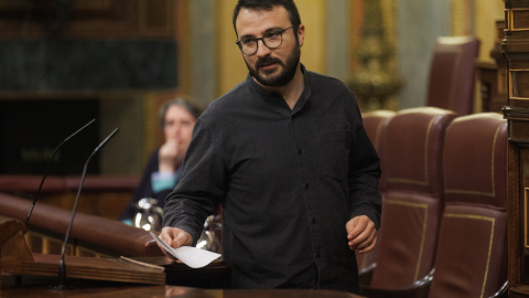 El diputado de la CUP Albert Botran durante una sesión plenaria, a 9 de febrero de 2023, en Madrid