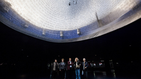 Un grupo de personas visita el memorial de Atocha dedicado a las víctimas del 11M, en una imagen de archivo en 11 de marzo de 2015