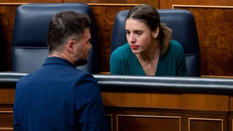 La ministra de Igualdad, Irene Montero, conversa con el portavoz de ERC, Gabriel Rufián, a su llegada al pleno del Congreso de los Diputados, en una foto de archivo.- Fernando Villar / EFE