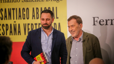 El presidente de Vox, Santiago Abascal y el escritor Fernando Sánchez Dragó, a 3 abril de 2019.- EP