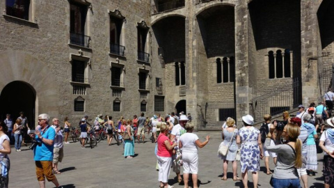 06/2023 - Turistas en la plaça del Rei de Barcelona.