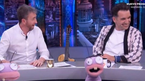 Pablo Motos y su invitado el humorista Miguel Lago, en 'El Hormiguero'.