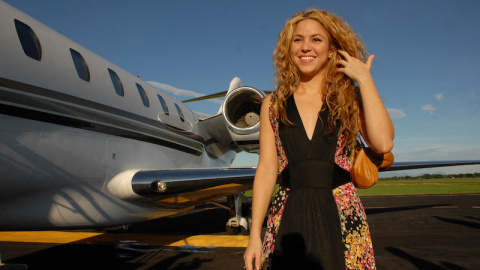 Shakira posa junto a su avión privado a su llegada al aeropuerto de El Salvador, a 30 de octubre de 2008.- AFP