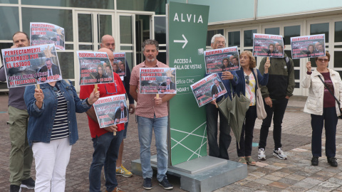 27/07/2023 Miembros de la Plataforma de Víctimas por el accidente del Alvia a las puertas del tribunal de Santiago de Compostela