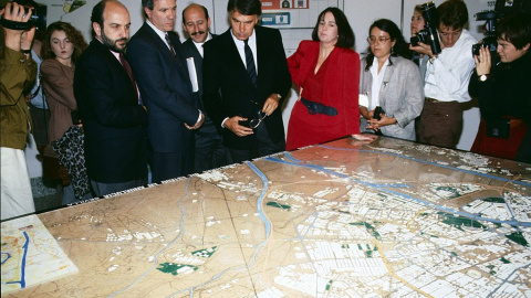 El exministro del Interior José Barrionuevo junto al expresidente del Gobierno Felipe González, en 1990.