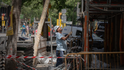 Un obrero durante la construcción de una obra, a 10 de mayo de 2023, en Barcelona, Catalunya.