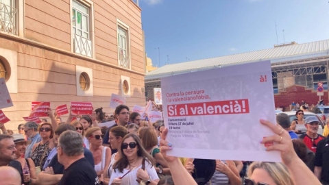 Manifestación en Borriana contra la censura de Vox a varias revistas en valenciano.