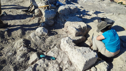 26/07/2023 - Una arqueóloga utiliza una picoleta en el yacimiento del Castillo de Guzmán, a 26 de julio de 2023.