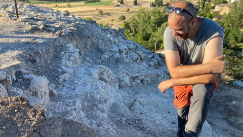 19/07/2023 - Alberto Polo, director de la excavación, junto a la que sería la entrada a la torre octogonal del castillo, a 17 de julio de 2023.